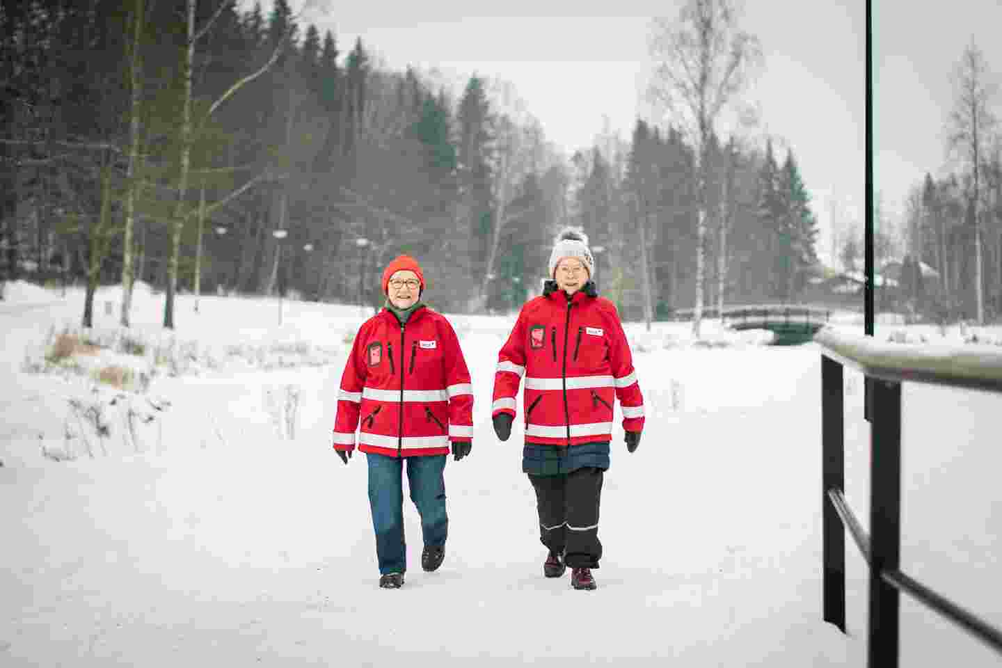 Röda Korsets frivilliga Tuuli och Leena på promenad.