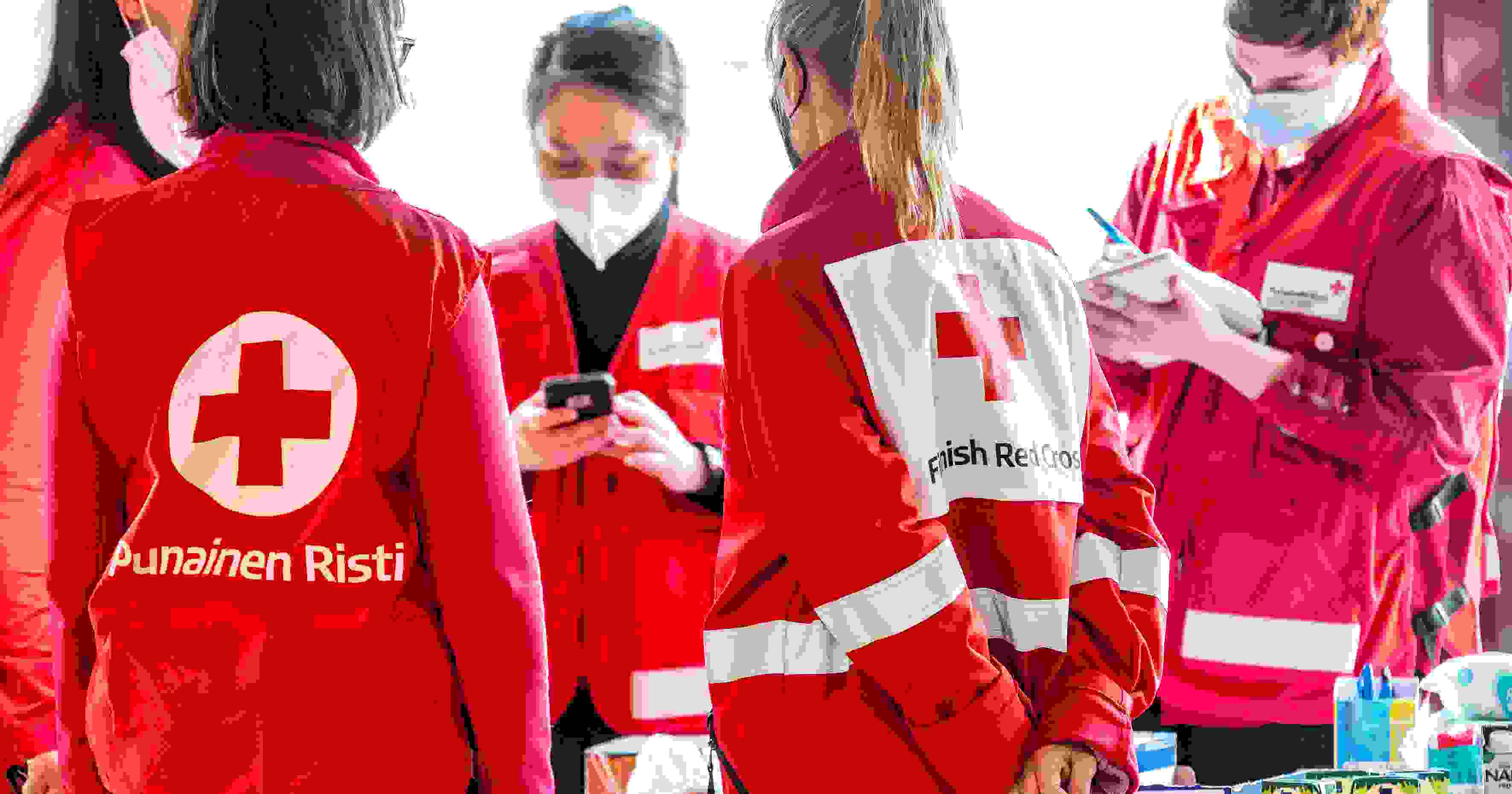Personer med Röda Korsets kläder på sig i Västra Hamnen.