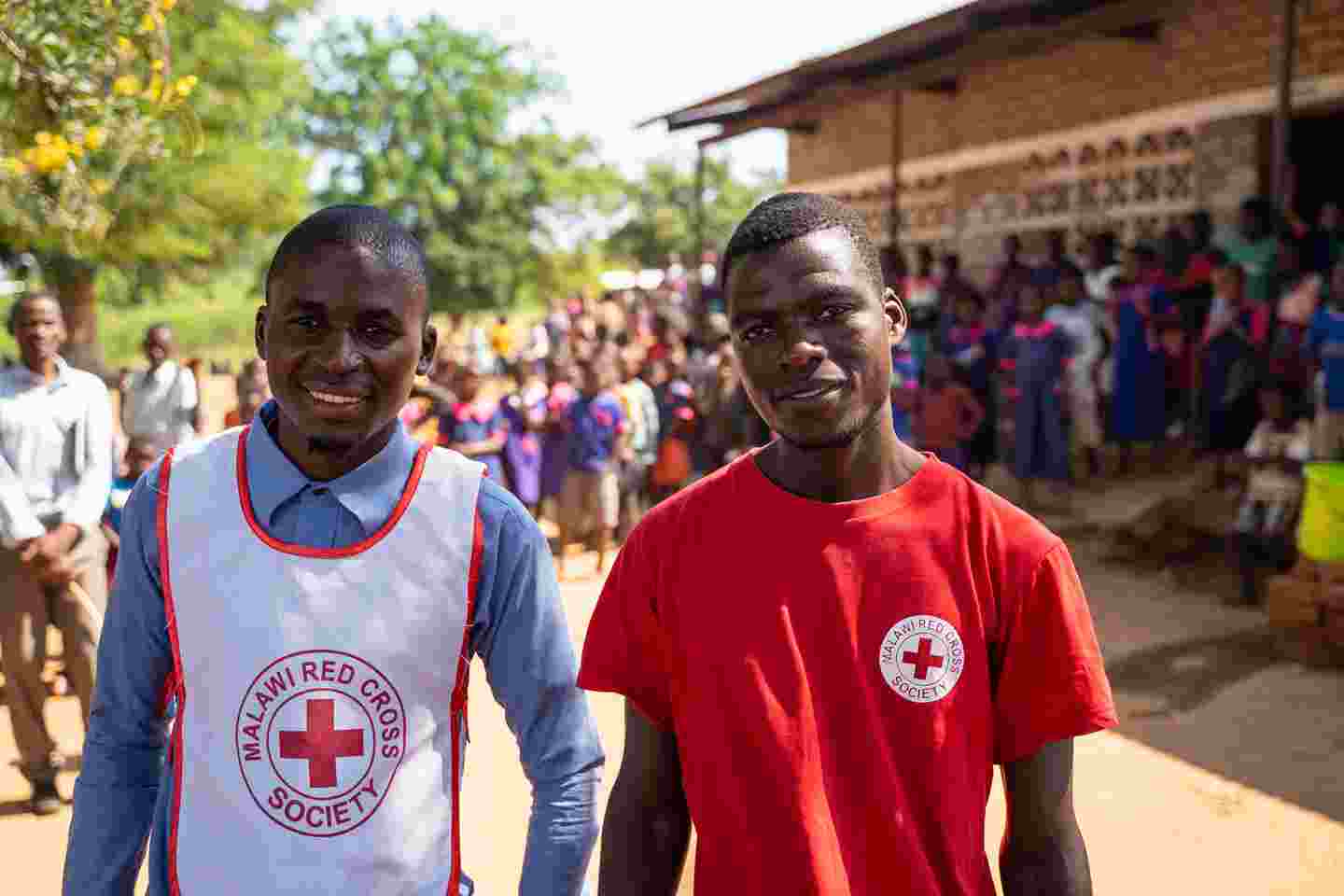 En anställd och en frivillig inom Röda Korset.