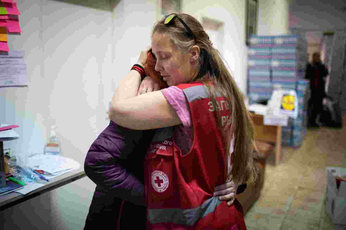 En frivillig inom Röda Korset kramar en annan människa.