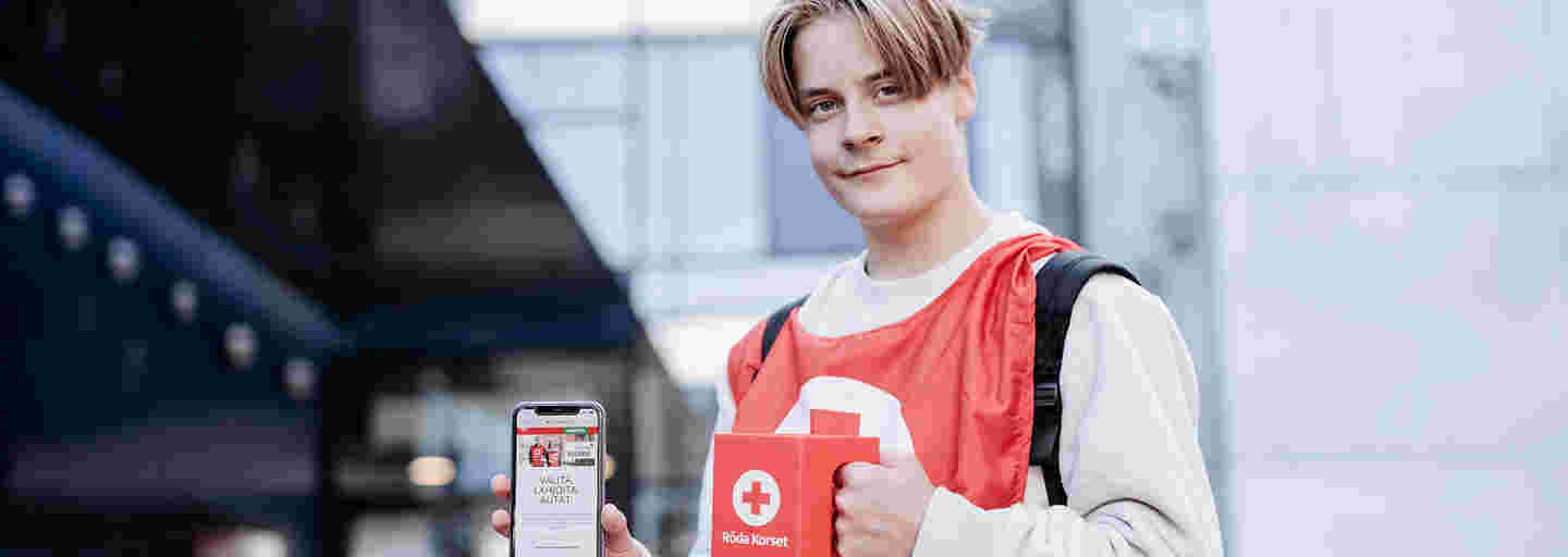 En pojke med Hungerdagens insamlingsbössa