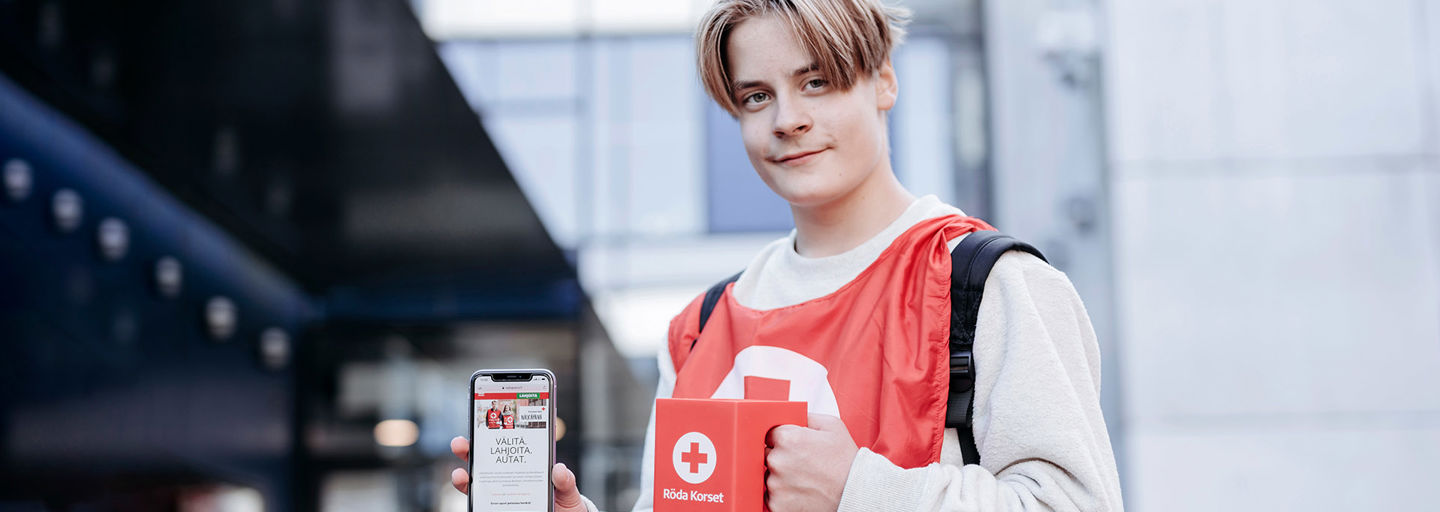 En pojke med Hungerdagens insamlingsbössa