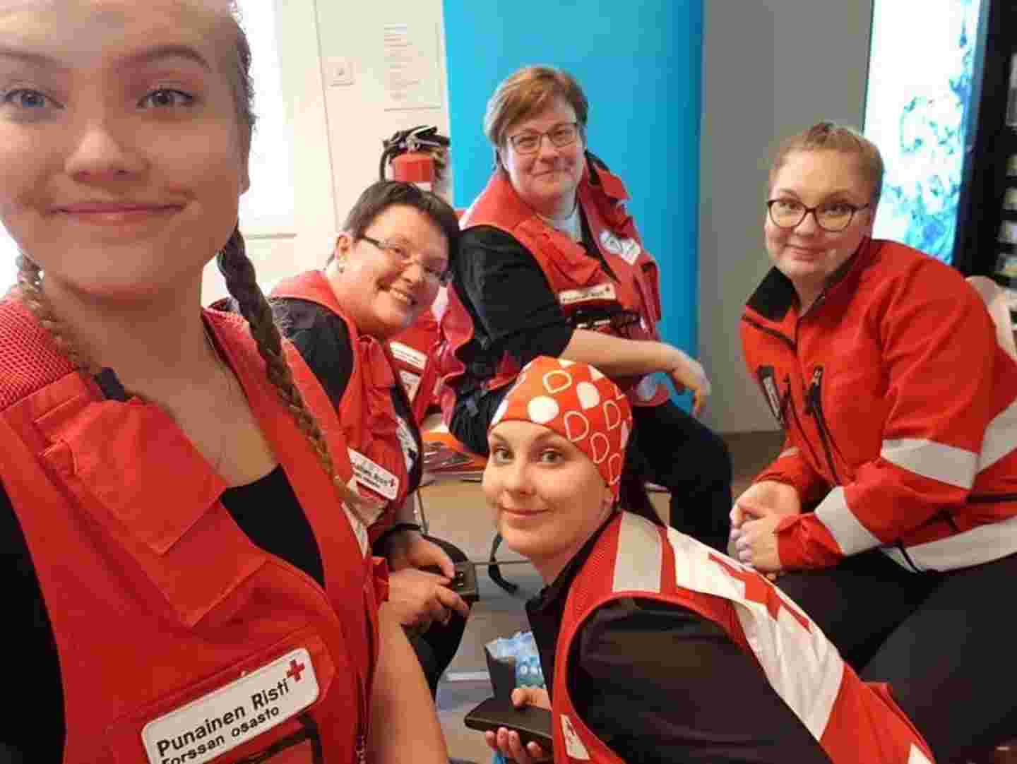 Ensiapupäivystäminen on hauskempaa, kun tiimi on tuttu. Janikan (oik.) tiimissä tällä kertaa olivat Jenny Sääksi, sisko Jessika Hakamäki, äiti Maria Sääksi ja Tarja Lehtola.
