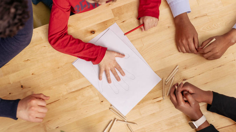 Se definitionen och olika former av rasism