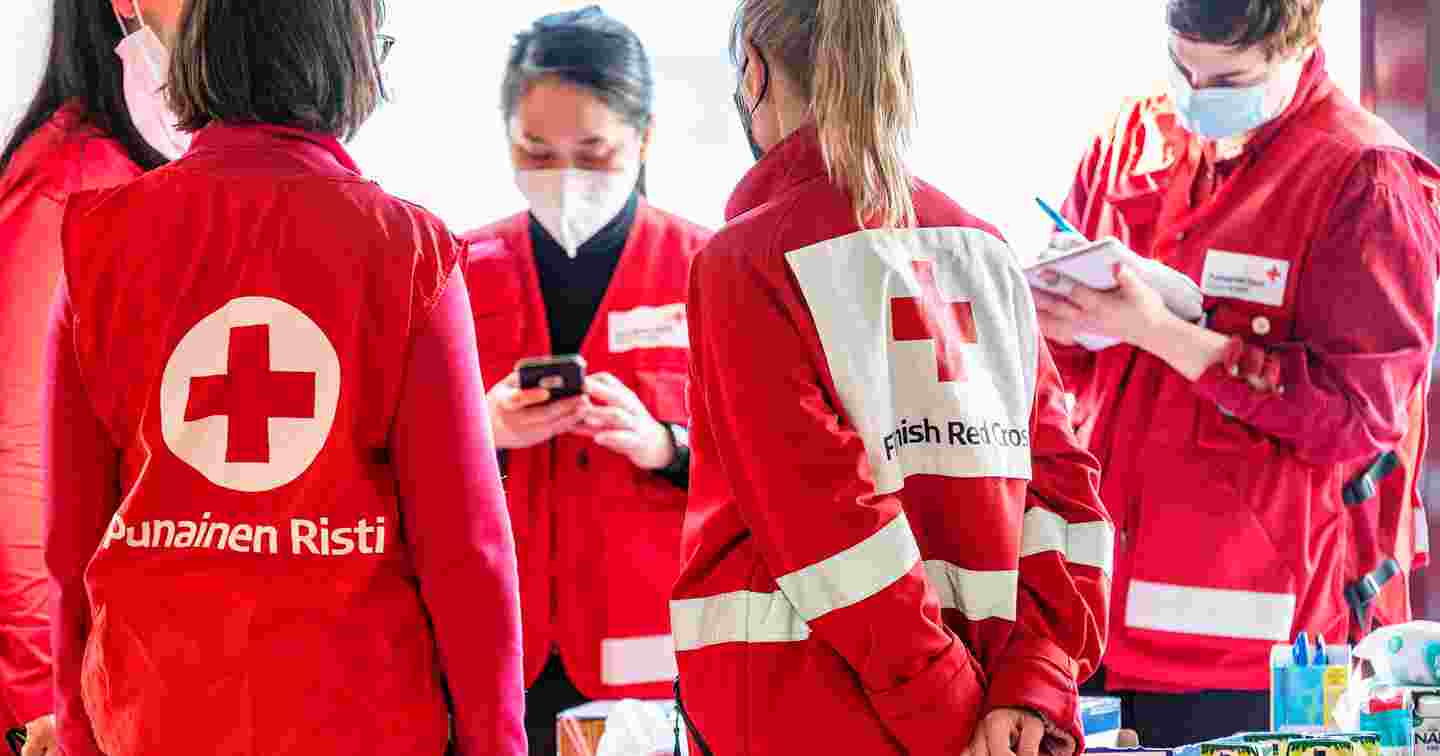 Personer med Röda Korsets kläder på sig i Västra Hamnen.