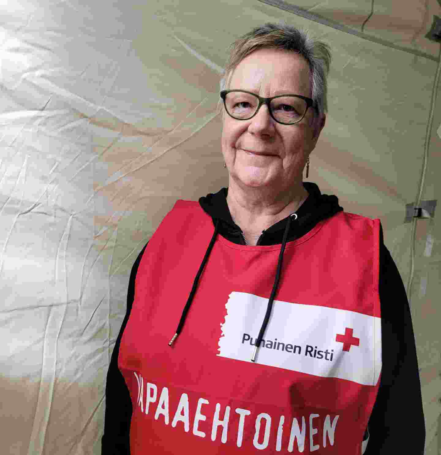 Anneli Johansson i Röda Korsets väst för frivilliga.
