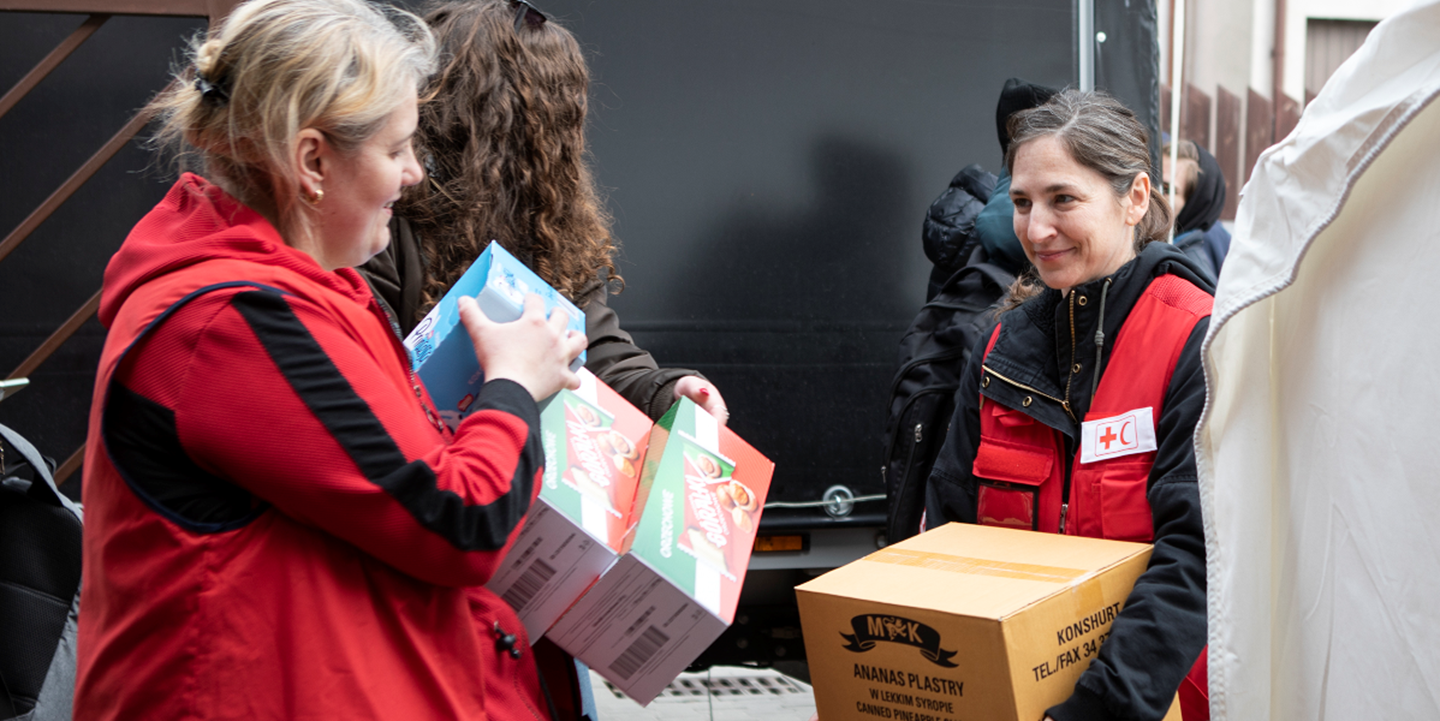 Jenelle från Internationella Röda Korset hjälper att lossa en biståndstransport i Warszawa i Polen.