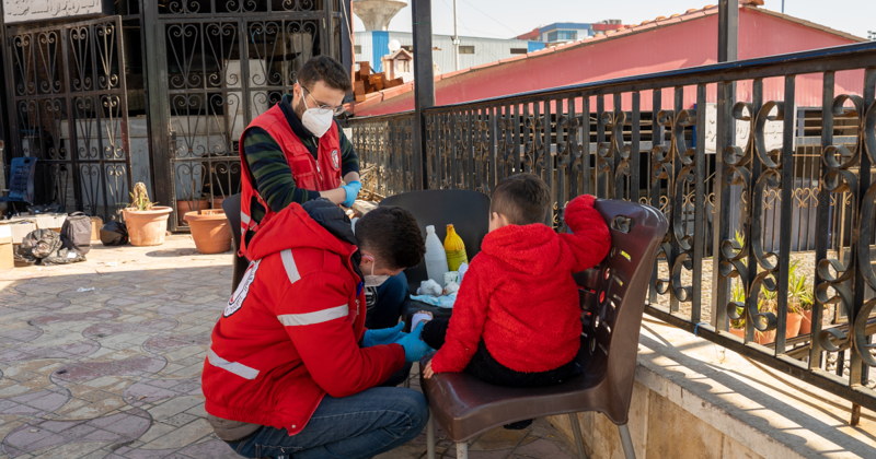 En mobil hälsoklinik i bilar till jordbävningsområdet i Syrien 