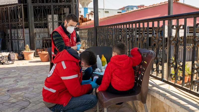 En mobil hälsoklinik i bilar till jordbävningsområdet i Syrien 