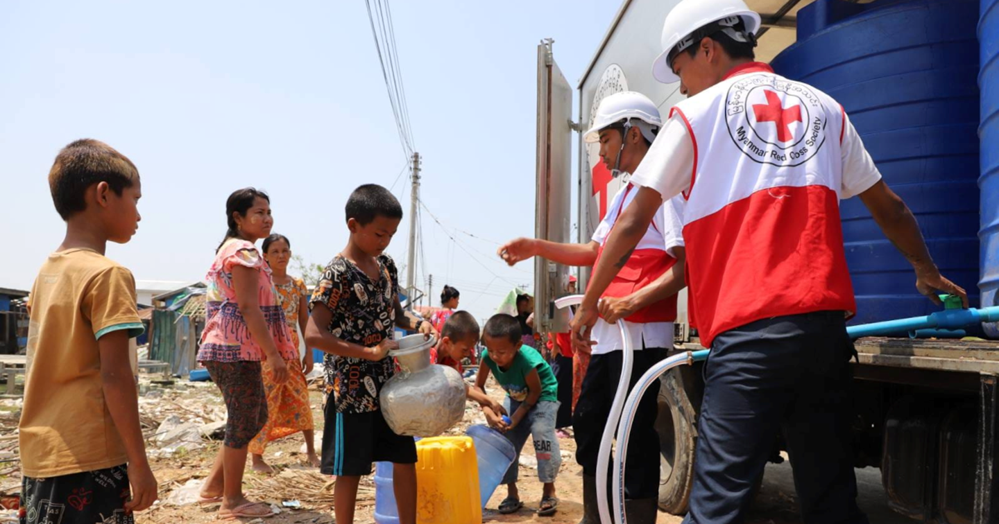 Frivilliga från Myanmars Röda Kors delar ut rent vatten och informerar om förebyggande av smittsamma sjukdomar på ett område i Rakhine som drabbats av cyklonen Mocha. 
