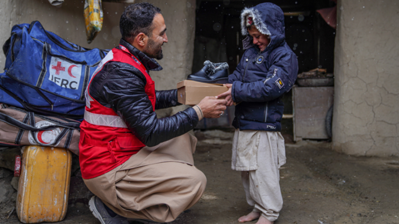 Röda Korset hjälper till exempel i Afghanistan och Myanmar