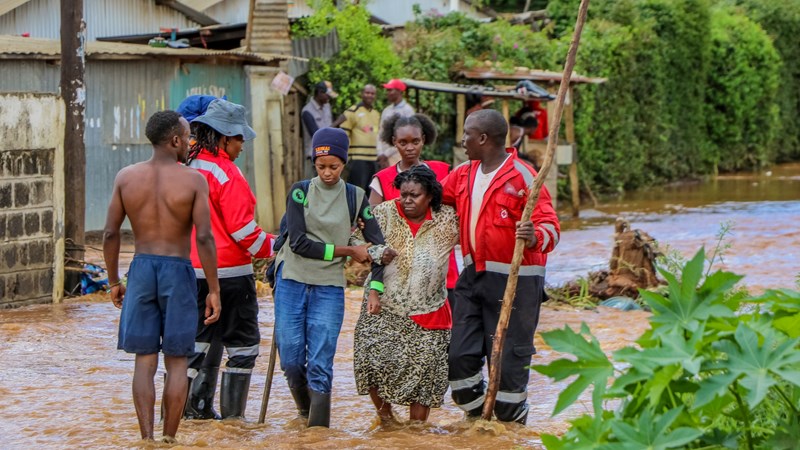 Finlands Röda Kors hjälper dem som drabbats av översvämningarna i Kenya