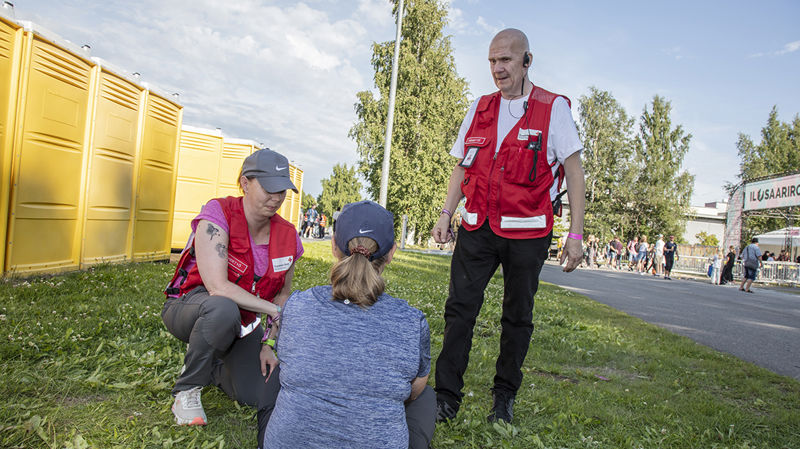 Röda Korset: Problem med psykisk hälsa syns på festivalernas tillnyktringsplatser – det är viktigt att ta hand om sin berusade vän