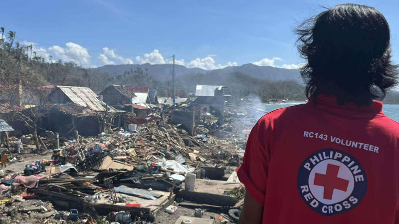 Finlands Röda Kors stöder i biståndsarbetet i Filippinerna – Tyfonerna har tvingat människor att fly från sina hem