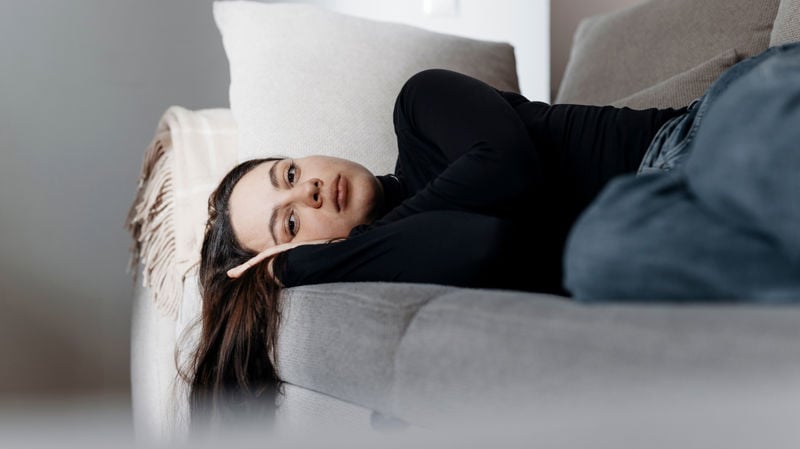 Röda Korsets Ensamhetsbarometer: Nästan två av tre personer upplever ensamhet i Finland – ensamhet och isolering är vanligast bland unga och unga vuxna