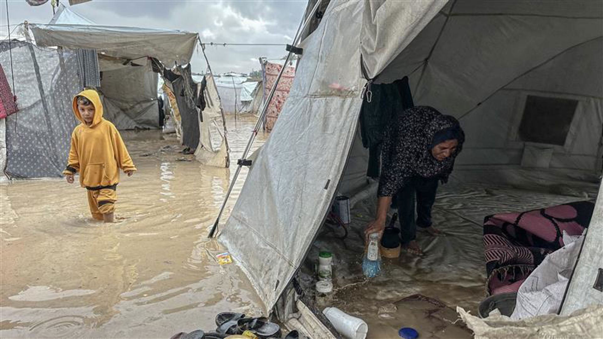 Wafaa Khodeir och hennes barn är tvungna att övernatta i ett tält som inte skyddar mot kyla eller regn. Röda Korsets internationella kommitté ICRC erbjuder övernattningsutrustning och hjälper till med att restaurera vatten- och avloppssystem, men det är bråttom att få permanenta lösningar.