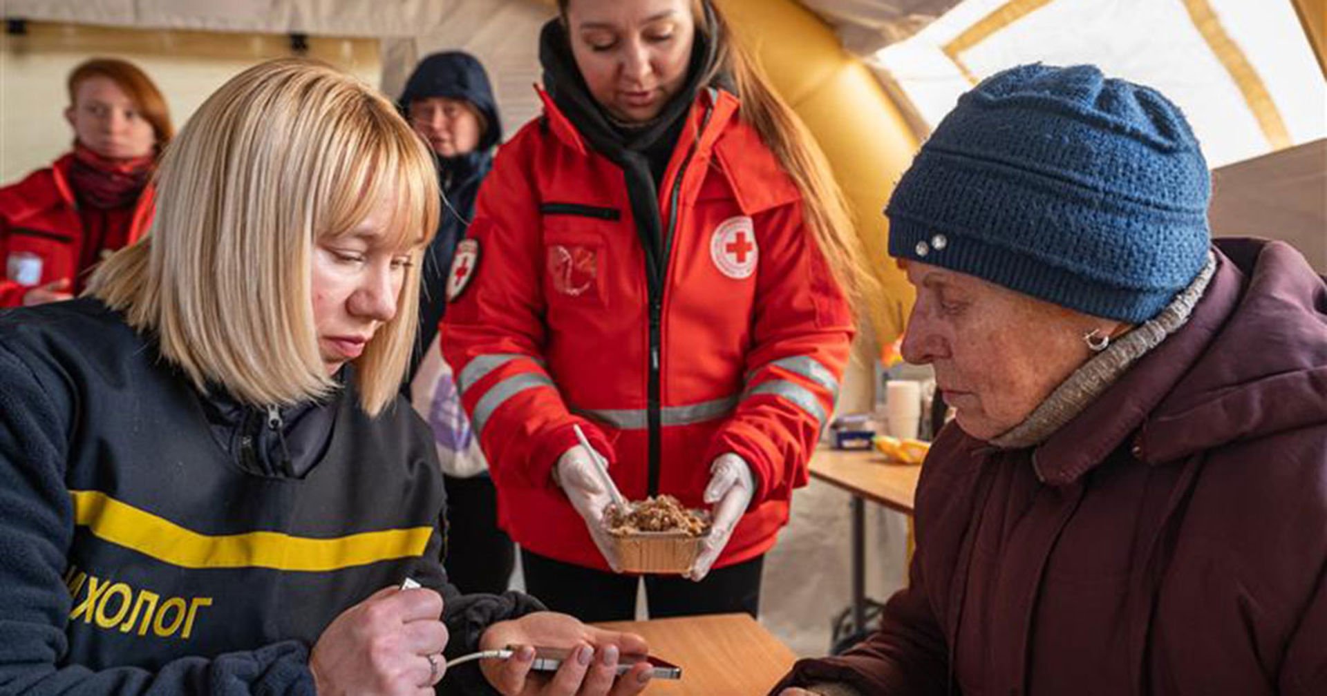Ukrainan Punainen Risti on viranomaisten tukena järjestänyt lämmityspisteitä ja kenttäkeittiöitä, joissa ihmiset saavat muun muassa lämmintä ruokaa ja mahdollisuuden ladata puhelimiaan.