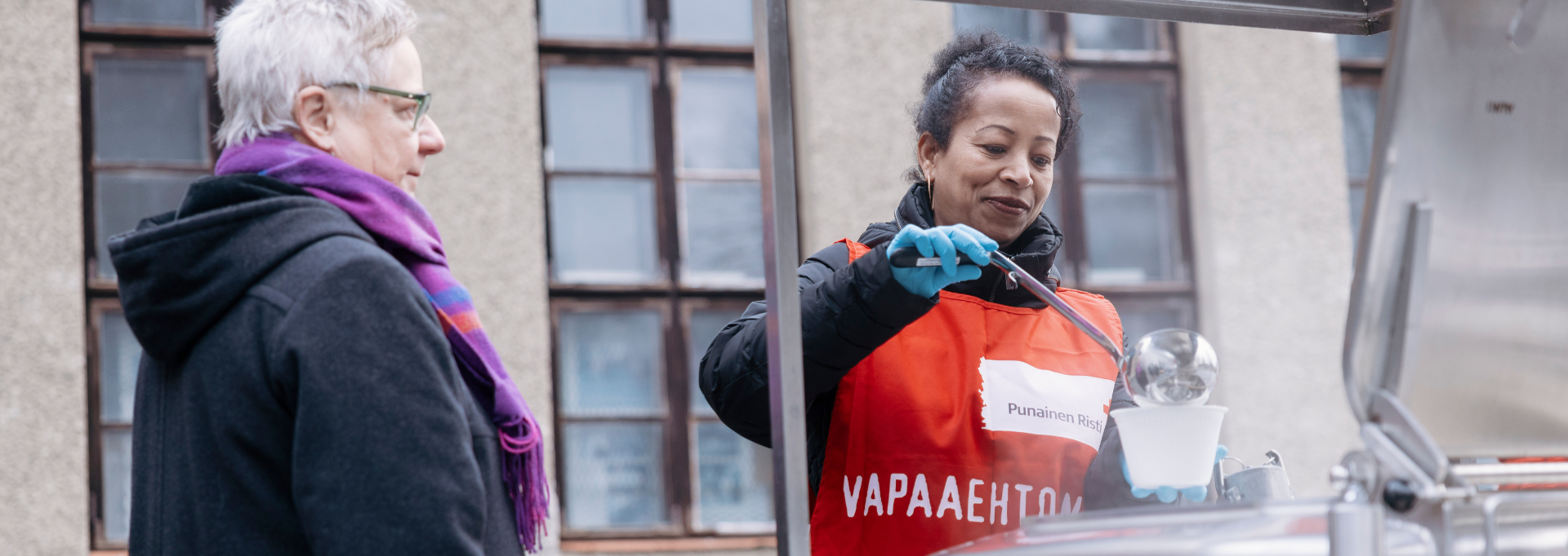 Barn leker superhjältar i ett flyktingläger.