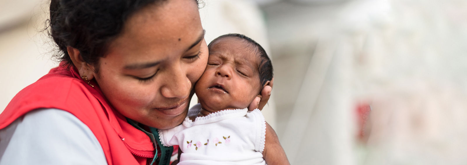 Leende nepalesiska barn i skoluniform på väg till skolan.