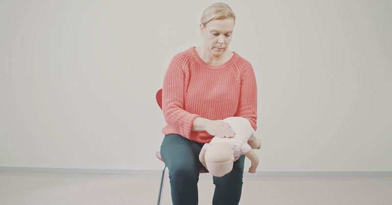 Så här avlägsnar du ett främmande föremål från luftvägarna hos ett spädbarn
