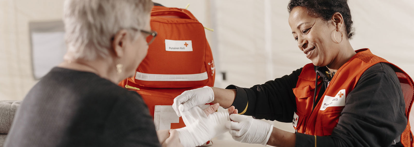 Röda Korsets utbildare lär barnen att vända en medvetslös person i stabilt sidoläge.