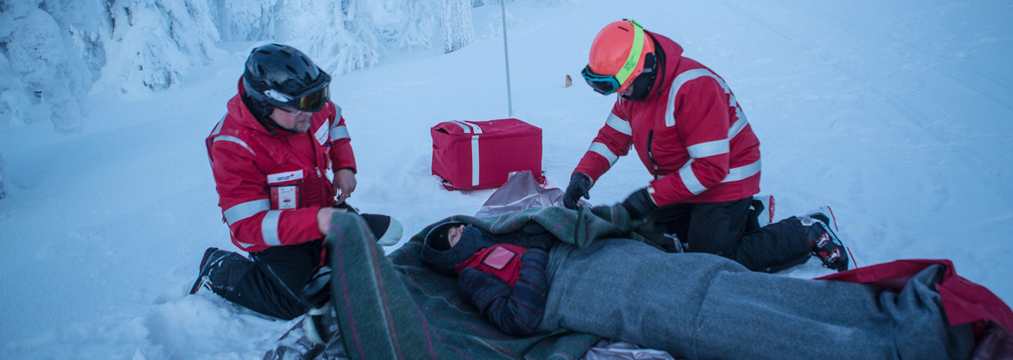 Röda Korsets utbildare lär barnen att vända en medvetslös person i stabilt sidoläge.