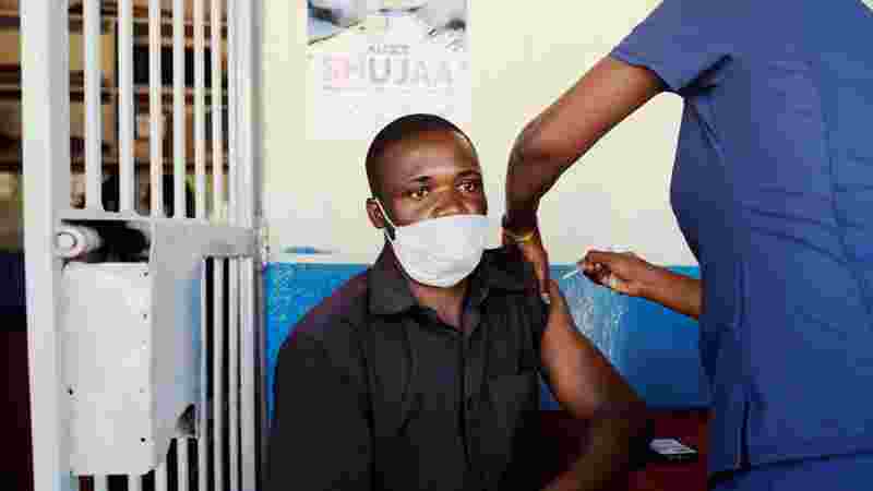 Röda Korset tillhandahåller coronavaccin i avlägsna områden i Kenya 