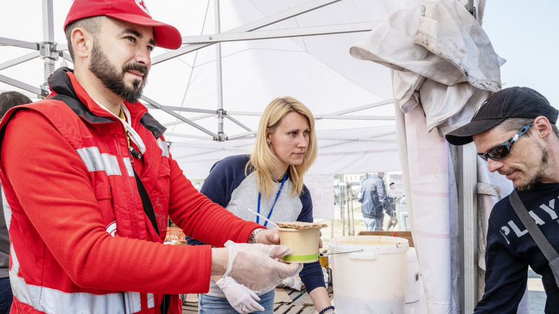 Bilderna visar hur Röda Korset hjälper i Ukraina och i grannländerna