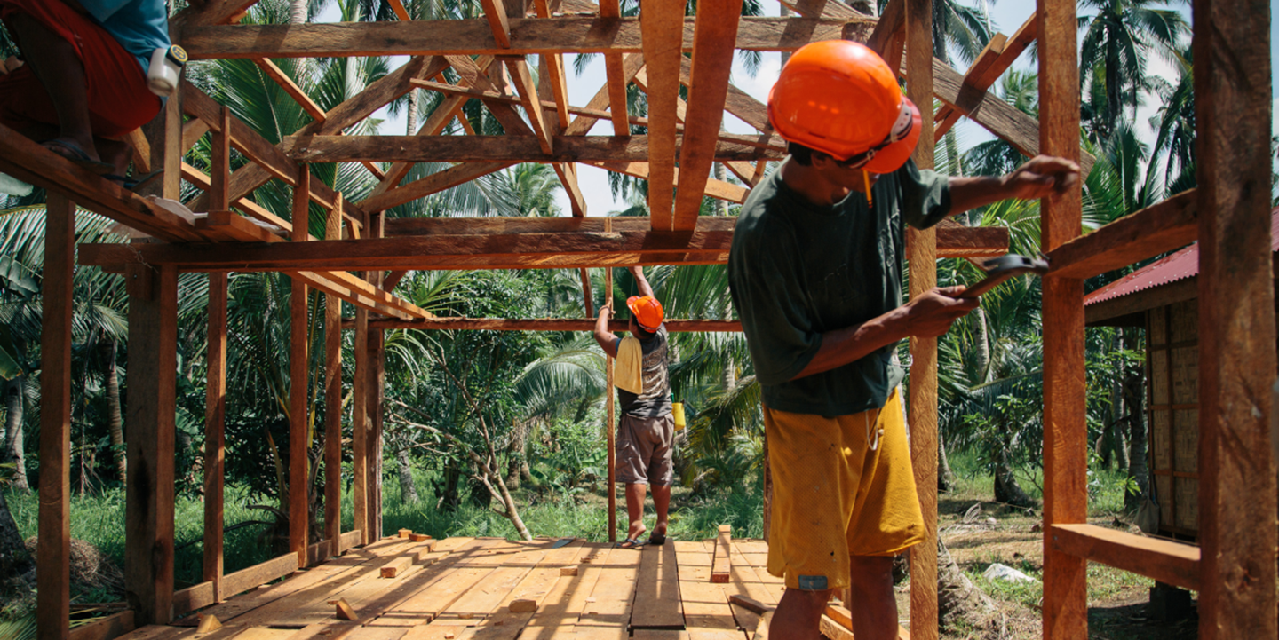 Snickaren Rogelio Gravoso byggde ett stormsäkert hus på ön Samari i Filippinerna efter tyfonen Haiyan.