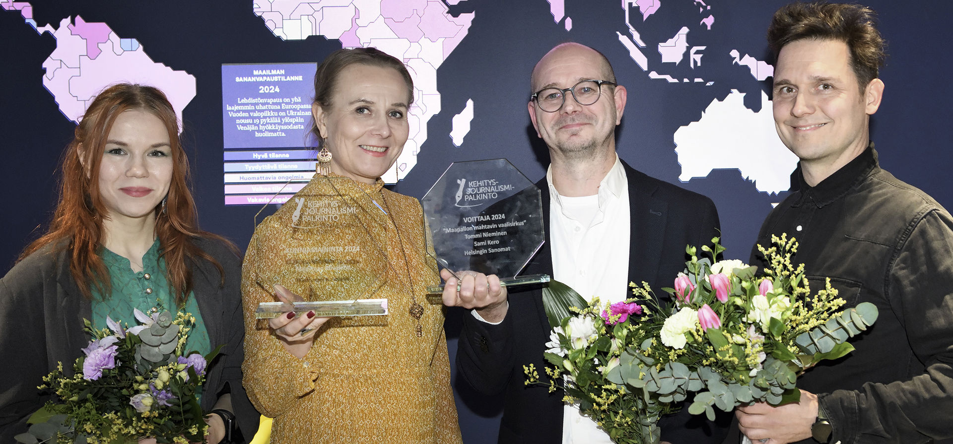 Pristagarna från 2024 står i kö med sina utmärkelser och blombuketter.
