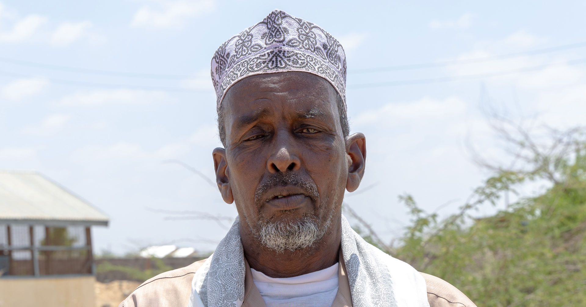 Aden Sugow tittar in i kameran i solskenet i Turkana.