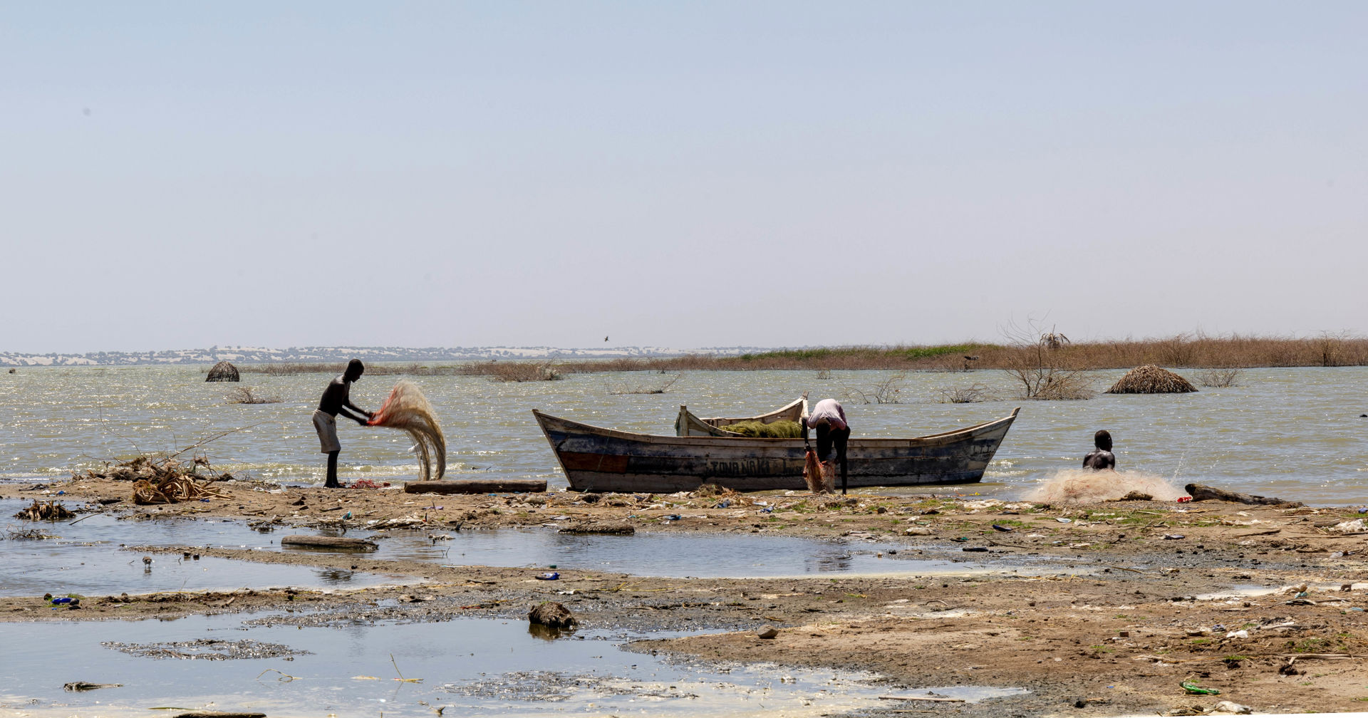 Fiskare provar ut sina fiskenät i Turkana, Kenya.
