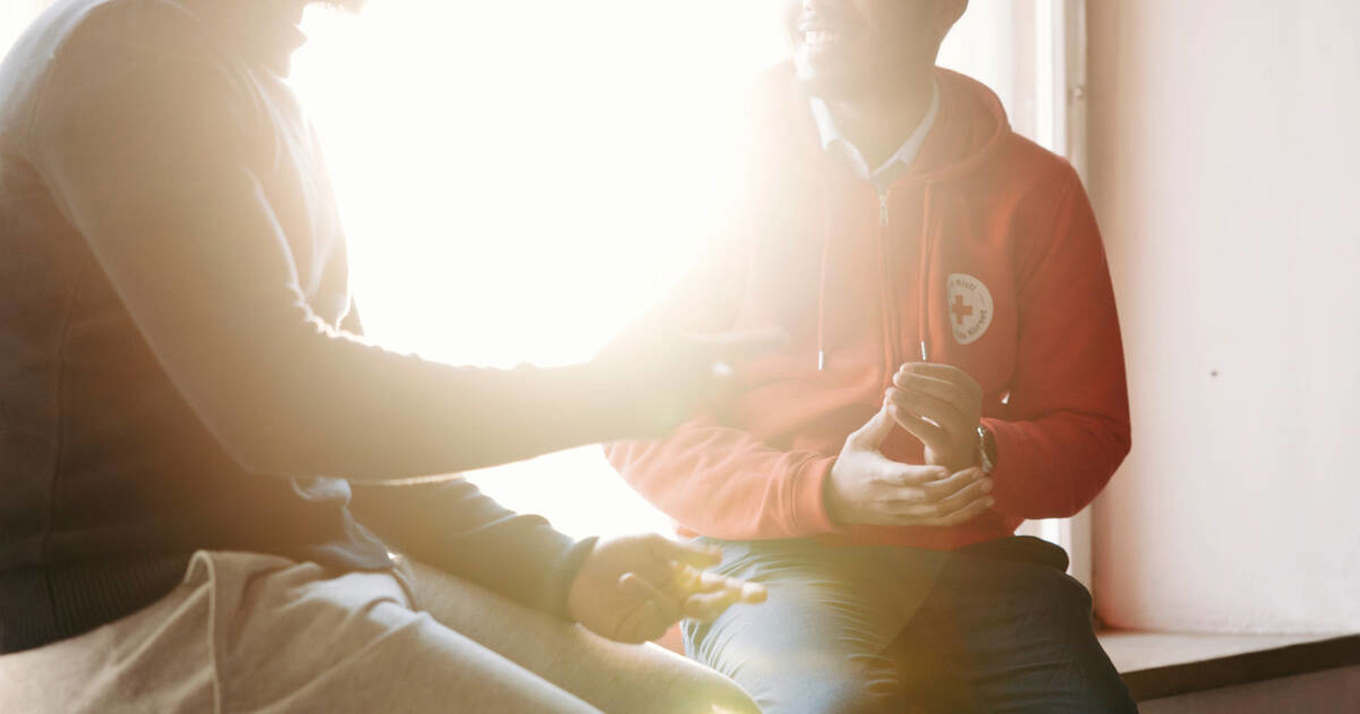 Tre unga män som kommit till landet i en solbelyst höstpark.