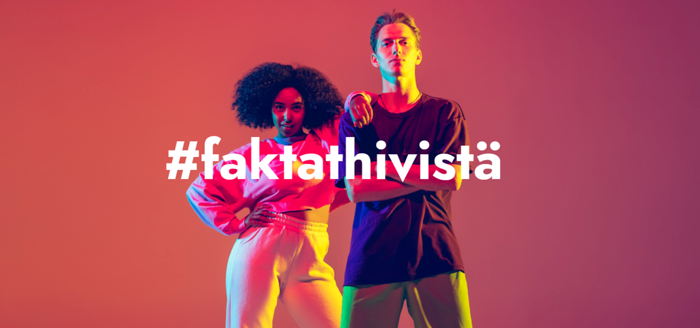 En man och en kvinna står framför en färgstark bakgrund med hashtag Faktat hivistä, fakta om hiv.