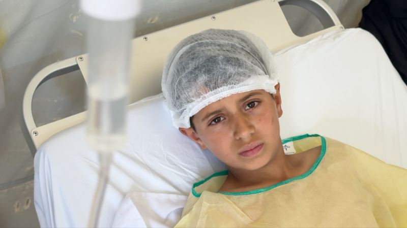 13-årige Amir fick hjälp på Röda Korsets fältsjukhus i Gaza
