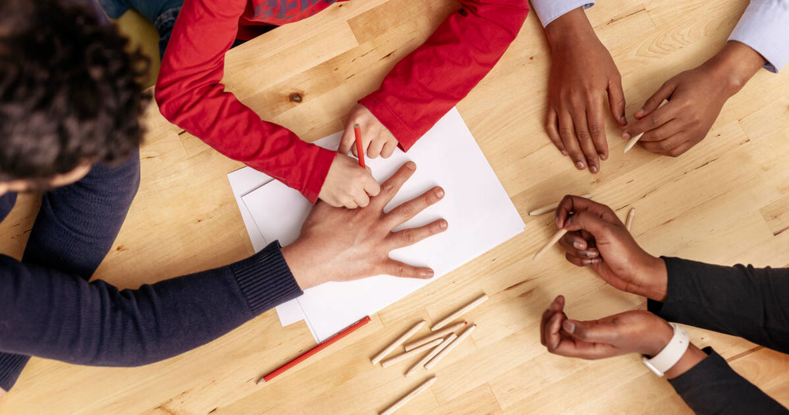 Tiotals människor med ballonger i händerna på ett torg under ett evenemang mot rasism.